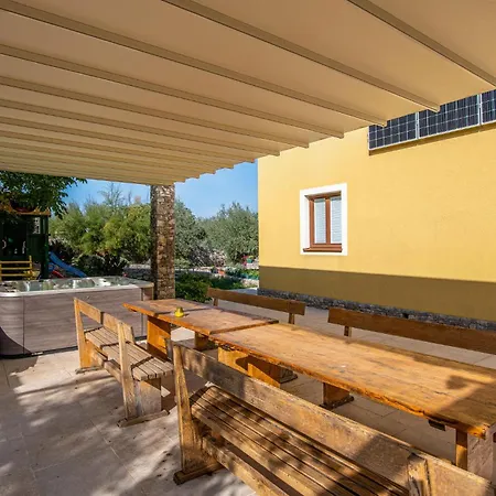 Lovely Apartment In Salatici With Wifi *