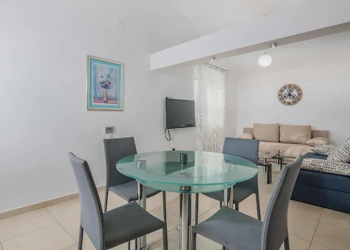 2 Bedroom Lovely In Salatici *