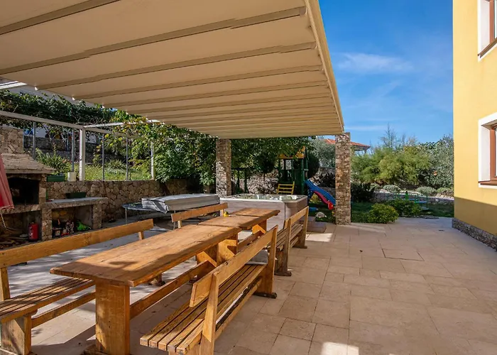 Διαμέρισμα 2 Bedroom Lovely In Salatici *
