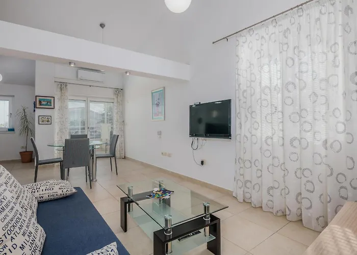 2 Bedroom Lovely In Salatici *