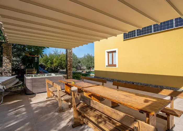 2 Bedroom Lovely In Salatici *