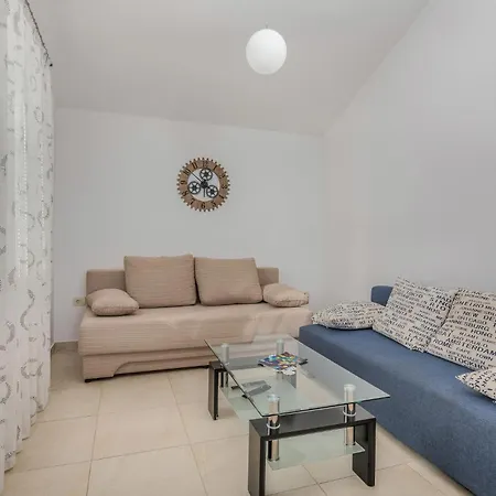 2 Bedroom Lovely In Salatici Appartement